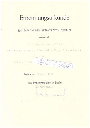 ERICH DUENSING (1905-82) Während des Zweiten Weltkrieges war Duensing Erster Generalstabsoffizier im Stab verschiedener Großverbände, unter anderem in der Heeresgruppe Süd an der Ostfront, und wurde mit dem Ritterkreuz des Eisernen Kreuzes ausgezeichnet. 1962 bis 1967 in West-Berlin der Polizeipräsident in Berlin