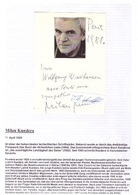 MILAN KUNDERA (1929-2023) tschechisch-französischer Schriftsteller. Bekannt wurde er durch die Anthologie Das Buch der lächerlichen Liebe (1969). Den kommerziell größten Erfolg feierte er mit dem Roman Die unerträgliche Leichtigkeit des Seins (1984)