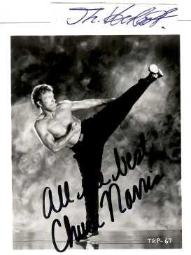 CHUCK NORRIS (1940-2026) American martial artist, actor, film producer, and screenwriter / US-amerikanischer Kampfkünstler, Action-Schauspieler und Autor. Größere Berühmtheit erlangte er als Filmgegner von Bruce Lee in Die Todeskralle schlägt wieder zu (1972) sowie durch die dreiteilige Kinofilmreihe Missing in Action (1984–1988) und die Fernsehserie Walker, Texas Ranger (1993–2001)