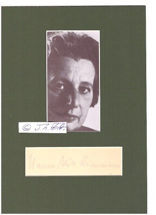 HANNE-NÜTE KÄMMERER (1903-81) deutsche Textilkünstlerin. Ihr so genanntes Hähnchenmuster wird seit 75 Jahren gedruckt.