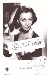VIVIEN LEIGH (1913-67) britische Theater- und Filmschauspielerin, unter anderem mit dem britischen Schauspieler und Regisseur Laurence Olivier verheiratet. Berühmtheit erlangte sie in der Rolle der Scarlett O’Hara in Vom Winde verweht (1939), die ihr ihren ersten Oscar einbrachte. .