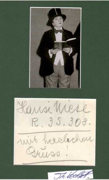 HANSI NIESE (1875-1934) österreichische Schauspielerin und Operettensängerin (Sopran). Die anfängliche Autodidaktin wurde eine der beliebtesten Schauspielerinnen der Monarchie, auf Wiener Bühnen und Tourneen. Sie trat auch in verschiedenen Possen und in Operetten auf (etwa 1907 als Försterchristl in der gleichnamigen Operette ihres Schwagers Georg Jarno) und häufig als Partnerin von Alexander Girardi. Insbesondere in den letzten Jahren ihres Lebens spielte sie in mehreren Filmen mit.
