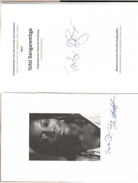 TSITSI DANGAREMBGA (1959) simbabwische Autorin und Filmemacherin / Zimbabwean novelist, playwright and filmmaker. Sie gilt als bedeutende Regisseurin des jüngeren afrikanischen Kinos und wurde 2020 in die 100-Women-Liste der BBC aufgenommen. Am 24. Oktober 2021 wurde sie in der Frankfurter Paulskirche mit dem Friedenspreis des deutschen Buchhandels ausgezeichnet.