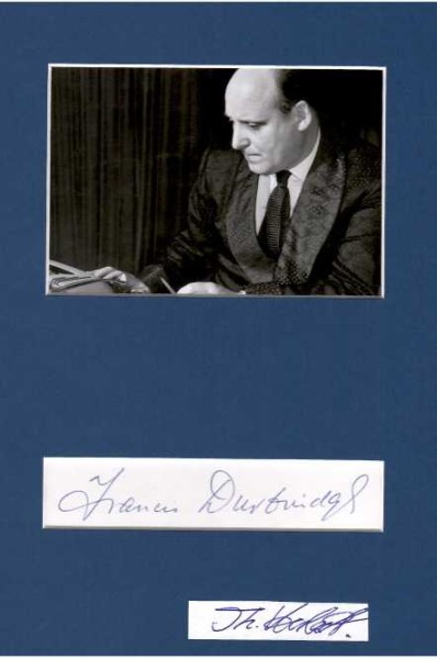 FRANCIS DURBRIDGE (1912-98) britischer Schriftsteller, Theater-, Hörspiel- und Drehbuchautor für Fernsehkrimis. Seinen Durchbruch hatte er mit seinem fiktiven Kriminalschriftsteller und Hobbydetektiv Paul Temple. In Deutschland wurde Durbridge vor allem bekannt mit den als Straßenfeger bezeichneten mehrteiligen Fernsehkrimis Der Andere (1959), Es ist soweit (1960), Das Halstuch (1962), Tim Frazer (1963), Tim Frazer: Der Fall Salinger (1964), Die Schlüssel (1965), Melissa (1966), Ein Mann namens Harry Brent (1968), Wie ein Blitz (1970), Das Messer (1971) und Die Kette (1977), die Einschaltquoten von fast 90 % erzielten.