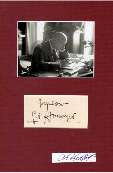 GABRIELE D´ANNUNZIO (1863-1938, 1924 wurde er geadelt und erhielt den Titel Principe di Montenevoso (Fürst von Montenevoso) italienischer Schriftsteller des sinnlichen Ichkults und Dichter des Fin de Siècle und spätromantischer Vertreter des Symbolismus. Er gilt als ein Ideengeber für den italienischen Faschismus und als einer der Mentoren Benito Mussolinis, ohne allerdings jemals bekennender Faschist oder Mitglied der Faschistischen Partei gewesen zu sein.