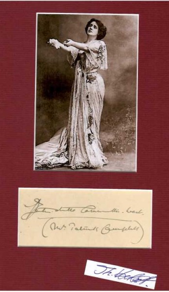 MRS. PATRICK CAMPBELL (1865-1940) british stage actress / britische Schauspielerin. Neben Sarah Bernhardt und Eleonora Duse zählte sie zu den großen Theaterschauspielerinnen des 19. Jahrhunderts und zeichnete sich vor allem durch ihre unnahbare präraffaelitische Schönheit in der Darstellung dramatischer Frauencharaktere von Ibsen oder Shakespeare aus.