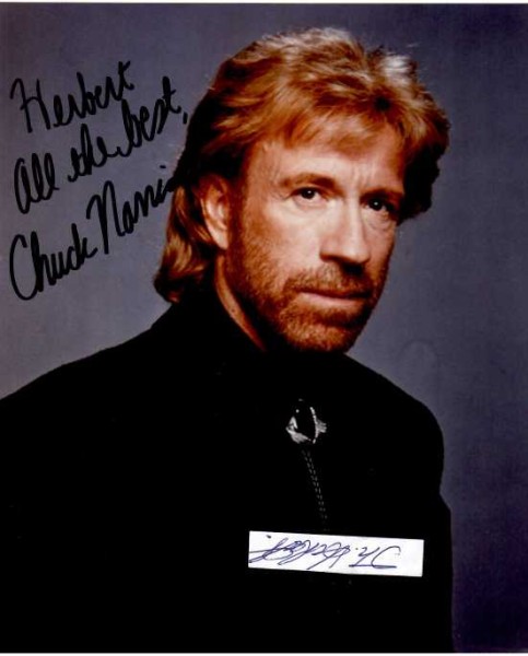 CHUCK NORRIS (1940-2026) American martial artist, actor, film producer, and screenwriter / US-amerikanischer Kampfkünstler, Action-Schauspieler und Autor. Größere Berühmtheit erlangte er als Filmgegner von Bruce Lee in Die Todeskralle schlägt wieder zu (1972) sowie durch die dreiteilige Kinofilmreihe Missing in Action (1984–1988) und die Fernsehserie Walker, Texas Ranger (1993–2001)
