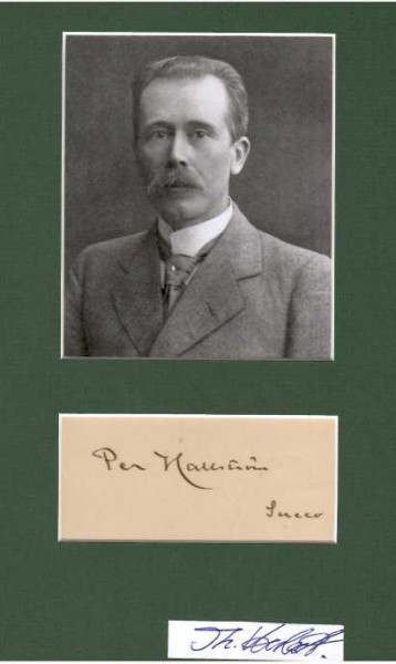 PER HALLSTRÖM (1866-1960) schwedischer Schriftsteller, Übersetzer und Ingenieur / swedish writer, translator and engineer. In den Jahren 1908 bis 1960 besetzte er den Stuhl Nr. 14 der Svenska Akademien, deren ständiger Sekretär er von 1931 bis 1941 war. Zwei Mal war er für den Nobelpreis für Literatur nominiert, lehnte aber im Vorwege ab. 1929 gewann er den Großen Preis des Samfundet De Nio.