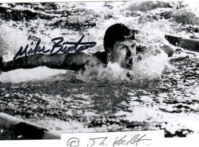 MIKE BURTON (Michael Burton, 1947) US-amerikanischer Schwimmer. Er stellte sieben Weltrekorde auf und 16 US-Rekorde, zehnmal wurde er US-Meister. Burton war der erste Schwimmer, der die 1650-Yard-Strecke unter 16 Minuten schwamm, und auch der erste, der 800 Meter unter 8:30 Minuten schwamm. Bei den Olympischen Spielen 1968 in Mexiko-Stadt wurde er über 400 m und 1500 m Freistil Olympiasieger. In München 1972 konnte er seinen Olympiasieg über 1500 m Freistil wiederholen. Im Jahr 1977 wurde er in die Ruhmeshalle des internationalen Schwimmsports aufgenommen.