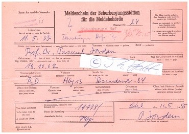 PASCUAL JORDAN (1902-80) Professor Dr., dt. Physiker, wirkte maßgeblich an der Entwicklung und mathematischen Formulierung der Quantenmechanik mit. Darüber hinaus begründeten seine Arbeiten die Quantenfeldtheorie.