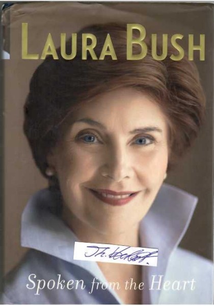 LAURA BUSH (1946) Ehefrau des ehemaligen amerikanischen Präsidenten George W. Bush und war damit von 2001 bis 2009 die First Lady der Vereinigten Staaten. Laura Bush wurde eine der beliebtesten First Ladys, seitdem die Gallup Organization Umfragen zu diesem Zwecke erhob. Im Jahr 2010 veröffentlichte sie ihre Autobiographie Spoken from the Heart. Auch nach der Präsidentschaft ihres Mannes setzte Laura Bush ihr internationales Engagement für Frauenrechte fort. Zusammen mit Michelle Obama initiierte sie die First Ladies Initiative zur Unterstützung Afrikas.