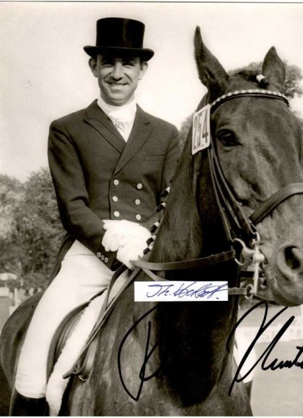 REINER KLIMKE (1936-99) Dr., deutscher Dressurreiter, Weltmeister und Olympiasieger. Bei den Olympischen Spielen gewann er insgesamt sechs Gold- und zwei Bronzemedaillen. Sechsmal wurde er Weltmeister, elfmal Europameister. Bei den Olympischen Spielen 1988 war er bei der Eröffnungsfeier Fahnenträger der bundesdeutschen Mannschaft.