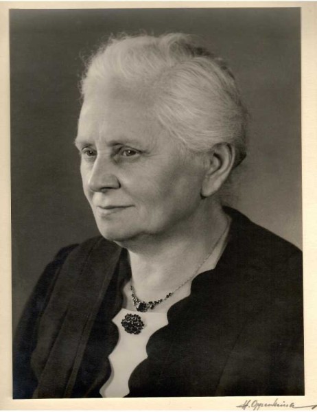HERMANN OPPENHEIMER (1873-1943 ermordet) jüdisch-deutscher Fotograf in München, tätig dort ca. 1920–1938, Atelier in der Leopoldstraße, floh 1939 in die Niederlande, 1943 im Lager Westerbork ermordet. Große Teile seiner Familie wurden ebenfalls Opfer der Shoah.
