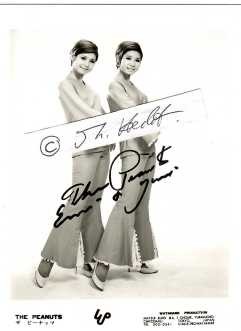 THE PEANUTS (1941-2012/2016) japaisches Zwillings-Gesangduo / Japanese vocal group consisting of twin sisters Emi (伊藤エミ, Itō Emi) and Yumi Itō (伊藤ユミ, Itō Yumi)